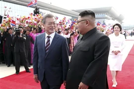 Nhà lãnh đạo Triều Tiên Kim Jong-un (phải, phía trước) tại lễ đón Tổng thống Hàn Quốc Moon Jae-in (trái, phía trước) tại sân bay quốc tế ở Bình Nhưỡng ngày 18/9. (Nguồn: YONHAP/TTXVN)