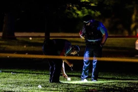 Cảnh sát điều tra tại hiện trường vụ xả súng ở Công viên Douglas, Chicago sáng 4/8/2019. (Nguồn: Sun-Times/TTXVN) 