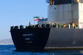 Tàu chở dầu Adrian Darya của Iran ở ngoài khơi vùng lãnh thổ Gibraltar thuộc Anh ngày 18/8/2019. (Nguồn: AFP/TTXVN) 