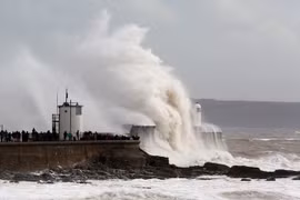 Sóng lớn tại cảng Porthcawl, phía Nam xứ Wales ngày 8/2. (Nguồn: AFP/TTXVN)
