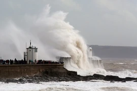 Sóng lớn tại cảng Porthcawl, phía Nam xứ Wales ngày 8/2. (Nguồn: AFP/TTXVN)