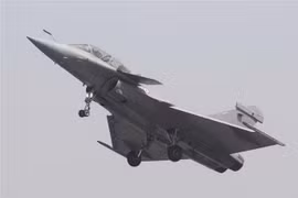 Máy bay chiến đấu Rafale của Không quân Ấn Độ bay trình diễn tại Triển lãm hàng không quốc tế 2019 ở Bangalore ngày 20/2. (Nguồn: THX/TTXVN) 