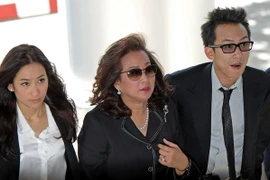 Con trai cựu Thủ tướng Thái Lan Thaksin Shinawatra, ông Panthongtae Shinawatra (phải) tới dự phiên điều trần tại Tòa án Hình sự Bangkok ngày 24/8. (Nguồn: AFP/TTXVN)