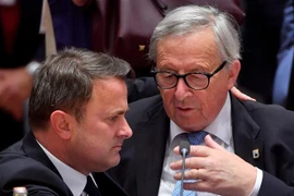 Thủ tướng Luxembourg Xavier Bettel (trái) và Chủ tịch Ủy ban châu Âu Jean-Claude Juncker trước Hội nghị thượng đỉnh EU ở Brussels, Bỉ ngày 20/6/2019. (Nguồn: AFP/TTXVN) 