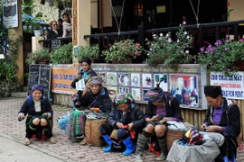 Thêu thổ cẩm ở Sa Pa. (Ảnh: Thanh Hà/TTXVN)