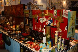 Gian hàng giới thiệu các sản phẩm bằng sơn mài của Trung tâm xúc tiến đầu tư tỉnh Bình Dương tại Hội chợ quốc tế về đồ gỗ và nội thất 2016 tại Singapore. (Ảnh: ​Vietnam+)