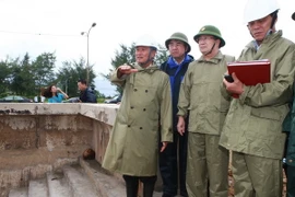 Phó Thủ tướng Trịnh Đình Dũng và lãnh đạo thành phố Hải Phòng kiểm tra công tác phòng, chống cơn bão số 1 tại khu vục bờ biển Đồ Sơn, Hải Phòng. (Ảnh: Lâm Khánh/TTXVN)