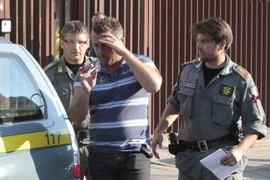 Cảnh sát bắt giữ một tên tội phạm của tổ chức mafia khét tiếng 'Ndrangheta hồi năm 2010. (Nguồn: AFP/TTXVN)