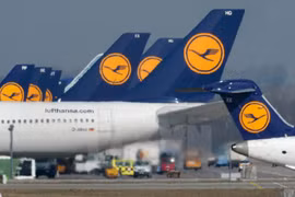 Máy bay của Hãng Lufthansa đỗ tại sân bay Franz-Josef-Strauss ở Munich. (Ảnh: AFP/TTXVN)