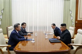 Nhà lãnh đạo Triều Tiên Kim Jong-un (thứ nhất, phải) và Tổng thống Hàn Quốc Moon Jae-in (thứ nhất, trái) tại cuộc gặp thượng đỉnh ở thủ đô Bình Nhưỡng ngày 19/9. (Nguồn: Yonhap/TTXVN)