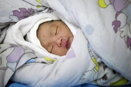 Trung Quốc phát hiện em bé sơ sinh bị bỏ rơi trong thùng rác