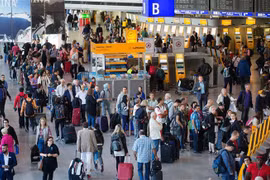 Khách hàng chờ làm thủ tục tại sân bay Frankfurt. (Nguồn: AFP/TTXVN) 