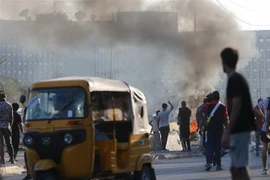 Người biểu tình đốt phá tại thủ đô Baghdad, Iraq ngày 5/10/2019. (Nguồn: THX/TTXVN) 