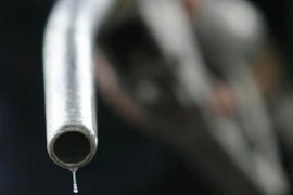 Bơm xăng cho các phương tiện tại trạm xăng ở Tehran, Iran. (Nguồn: AFP/TTXVN)