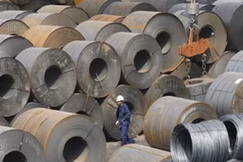 Sản phẩm thép cuộn được xếp tại cảng ở Thẩm Dương, Trung Quốc. (Nguồn: EPA-EFE/TTXVN)