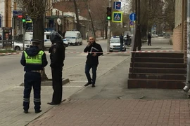 Cảnh sát điều tra tại hiện trường vụ nổ. (Nguồn: RT/TTXVN)