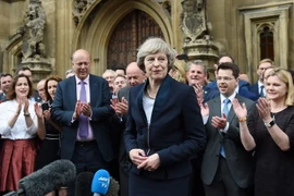 Bà Theresa May (giữa) trả lời báo giới tại thủ đô London ngày 11/7. (Nguồn: AFP/TTXVN)