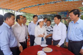 Ông Trần Văn Cần, Chủ tịch Ủy ban Nhân dân tỉnh Long An cùng đoàn công tác đến động viên, thăm hỏi và hỗ trợ thân nhân gia đình anh Nguyễn Kim Danh. (Ảnh: Trường Giang/TTXVN)