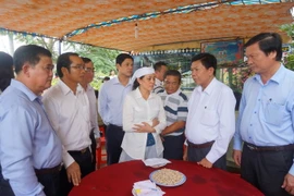 Ông Trần Văn Cần, Chủ tịch Ủy ban Nhân dân tỉnh Long An cùng đoàn công tác đến động viên, thăm hỏi và hỗ trợ thân nhân gia đình anh Nguyễn Kim Danh. (Ảnh: Trường Giang/TTXVN)