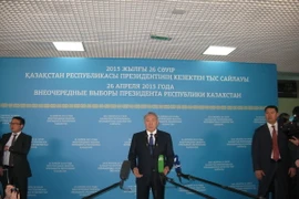 Tổng thống Kazakhstan giành chiến thắng thuyết phục trước thời hạn