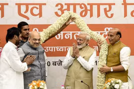 Chủ tịch Đảng Nhân dân Ấn Độ (BJP) Amit Shah (thứ 2, trái) và Thủ tướng Ấn Độ Narendra Modi (thứ 2, phải) tại buổi lễ tri ân sự đóng góp của các thành viên trong cuộc tổng tuyển cử của Ấn Độ tại New Delhi ngày 21/5/2019. (Nguồn: AFP/TTXVN) 