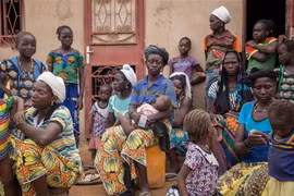 Những người phụ nữ Burkina Faso sơ tán tới một trại tị nạn ở Ouagadougou để tránh các cuộc tấn công bạo lực, ngày 13/6/2019. (Nguồn: AFP/TTXVN) 