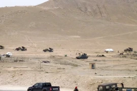 Lực lượng ủng hộ chính phủ Syria tại ngoại ô Palmyra ngày 26/3. (Nguồn: AFP/TTXVN)