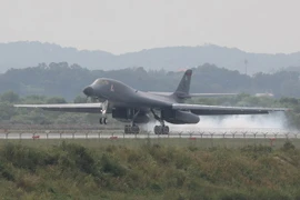 Máy bay ném bom chiến lược siêu thanh B-1B Lancer hạ cánh tại Căn cứ không quân Osan ở Pyeongtaek, phía nam Seoul ngày 21/9. (Nguồn: Yonhap/TTXVN)