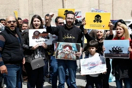 Người dân thủ đô Damascus biểu tình phản đối vụ tấn công bằng tên lửa của Mỹ. (Nguồn: EPA/TTXVN)