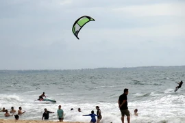 Khách du lịch tắm biển tại Resort Ocean Star, phường Hàm Tiến, Thành phố Phan Thiết. (Ảnh: Hoảng Hải/TTXVN)