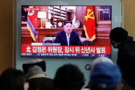 Người dân theo dõi bài phát biểu nhân dịp Năm mới 2019 của Nhà lãnh đạo Triều Tiên Kim Jong-un được phát qua truyền hình, tại nhà ga Seoul, Hàn Quốc ngày 1/1/2019. (Nguồn: AP/TTXVN) 