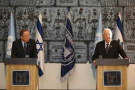Tổng Thư ký Liên hợp quốc Ban Ki-Moon (trái) đã có cuộc gặp với Tổng thống Israel Reuven Rivlin (phải). (Nguồn: THX/TTXVN)
