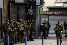 Lực lượng an ninh Pháp được triển khai tại hiện trường khu vực truy quét khủng bố ở Saint-Denis ngày 18/11. (Nguồn: AFP/TTXVN)