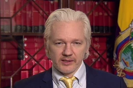Nhà sáng lập WikiLeaks Julian Assange trong cuộc họp báo tại Đại sứ quán Ecuador ở London, Anh ngày 18/8/2014. (Nguồn: CNN/TTXVN)