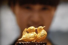 Hai con vịt bằng vàng tại cửa hàng ở tỉnh An Huy, Trung Quốc. (Nguồn: AFP/TTXVN)