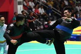 Vận động viên Nguyễn Duy Tuyến (phải) tranh tài với vận động viên Aji Bangkit Pamungka (trái) của Indonesia ở nội dung Pencak Silat hạng cân 85-90kg dành cho nam tại ASIAD 2018 diễn ra ở Jakarta, Indonesia ngày 26/8. (Nguồn: AFP/TTXVN)