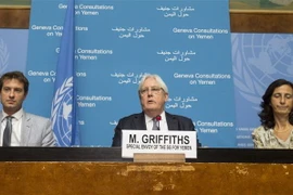 Đặc phái viên Liên hợp quốc về Yemen Martin Griffiths (giữa) tại cuộc họp báo ở Geneva, Thụy Sĩ. (Nguồn: THX/TTXVN)
