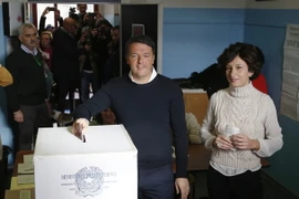 Thủ tướng Italy Matteo Renzi bỏ phiếu tại một địa điểm bầu cử ở Pontassieve. (Nguồn: AP/TTXVN)