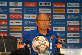 Huấn luyện viên Park Hang-seo phát biểu tại họp báo sau trận đấu. (Ảnh: Hoàng Linh/TTXVN) 