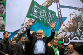 Thủ lĩnh Phong trào Hamas Ismail Haniya (giữa) tại lễ kỷ niệm lần thứ 27 ngày sáng lập phong trào tại Dải Gaza ngày 12/12/2014. (Nguồn: AFP/TTXVN)