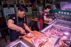 Một quầy bán thịt lợn tại chợ ở Bắc Kinh, Trung Quốc. (Nguồn: AFP/TTXVN) 