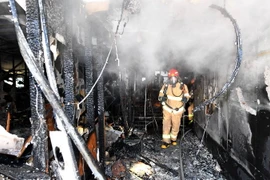 Lính cứu hỏa làm nhiệm vụ tại hiện trường vụ cháy bệnh viện ở Miryang, ngày 26/1. (Nguồn: THX/TTXVN)