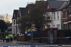 Cảnh sát phong tỏa khu vực phát hiện bom tự chế ở Hadlesden, phía Tây Bắc London ngày 21/11. (Nguồn: Sky News/TTXVN) 