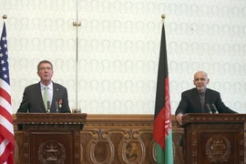 Bộ trưởng Quốc phòng Mỹ Ashton Carter (trái) và Tổng thống Afghanistan Ashraf Ghani tại cuộc họp báo ở Kabul (Afghanistan) ngày 9/12. (Nguồn: AP/TTXVN)