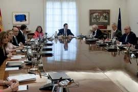 Thủ tướng Tây Ban Nha Mariano Rajoy (giữa, phía xa) chủ trì một cuộc họp nội các tại Madrid ngày 29/9. (Nguồn: AFP/TTXVN)
