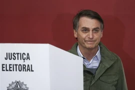 Ứng cử viên cực hữu Jair Bolsonaro của đảng Xã hội Tự do (PSL) bỏ phiếu tại một địa điểm bầu cử ở Rio de Janeiro ngày 28/10. (Nguồn: AFP/TTXVN) 