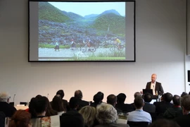 Đại diện Tổng Cục Du lịch giới thiệu về tiềm năng du lịch của Việt Nam tại cuộc họp báo ở Berlin. (Ảnh: Mạnh Hùng/Vietnam+)