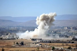 Khói bốc lên từ một vị trí do IS kiểm soát tại khu vực Hajar al-Aswad, phía nam Damascus, Syria ngày 24/4. (Nguồn: THX/TTXVN)