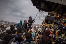 Những đứa trẻ nhặt rác ở Mosul. (Nguồn: The New York Times) 