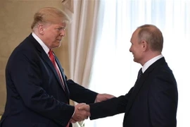 Tổng thống Mỹ Donald Trump (thứ 2, trái) và người đồng cấp Nga Vladimir Putin (phải) trong cuộc gặp thượng đỉnh tại Helsinki, Phần Lan ngày 16/7/2018. (Nguồn: AFP/TTXVN) 